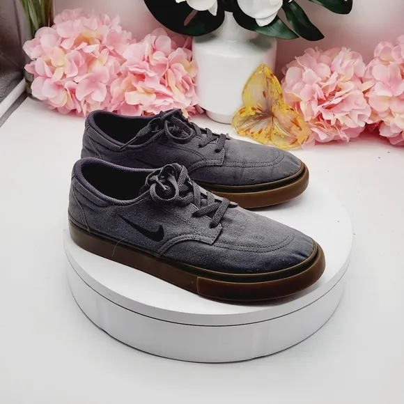 Nike 729826 007 Gray SB Clutch Shoes Size 5Y