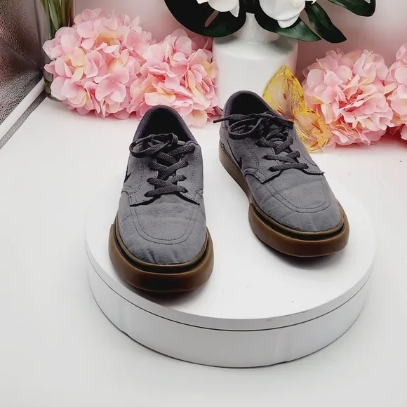 Nike 729826 007 Gray SB Clutch Shoes Size 5Y