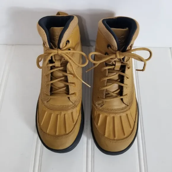 Nike ACG Sneaker Boots Youth Woodside 2 High Top Leather Lug Sole Shoes Size 5