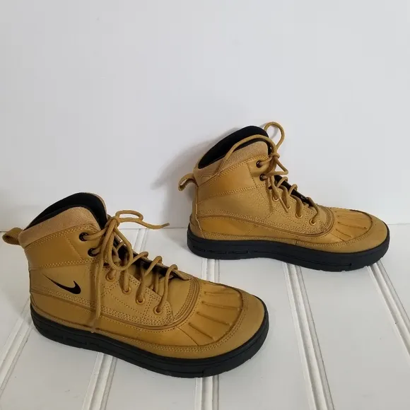 Nike ACG Sneaker Boots Youth Woodside 2 High Top Leather Lug Sole Shoes Size 5