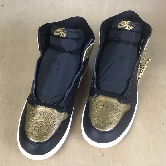 Nike Air Jordan 1 Retro OG High Black Gold Basketball Sneakers Size 10.5 DZ5485