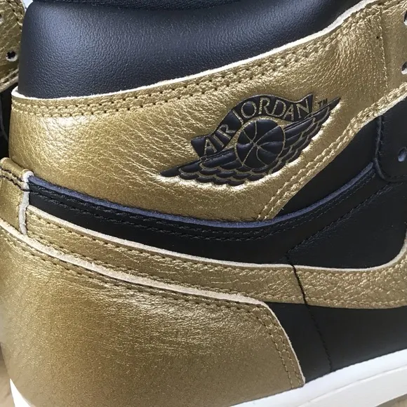 Nike Air Jordan 1 Retro OG High Black Gold Basketball Sneakers Size 10.5 DZ5485