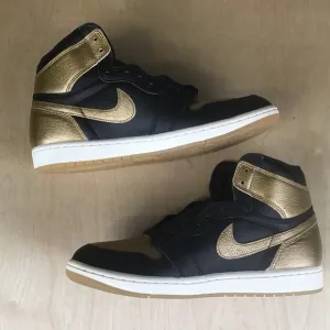 Nike Air Jordan 1 Retro OG High Black Gold Basketball Sneakers Size 10.5 DZ5485