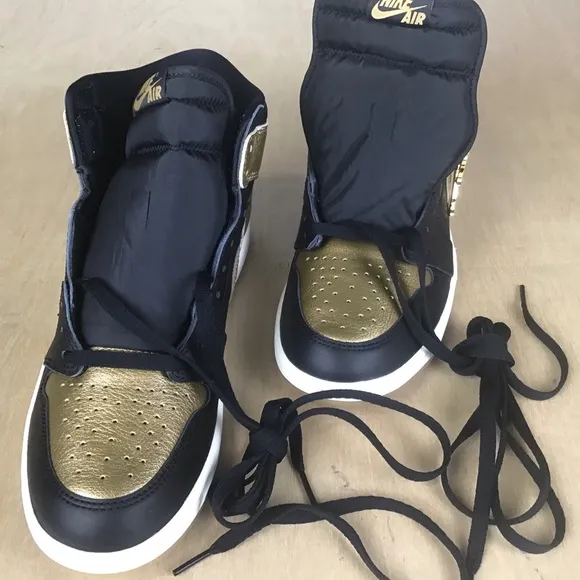Nike Air Jordan 1 Retro OG High Black Gold Basketball Sneakers Size 10.5 DZ5485