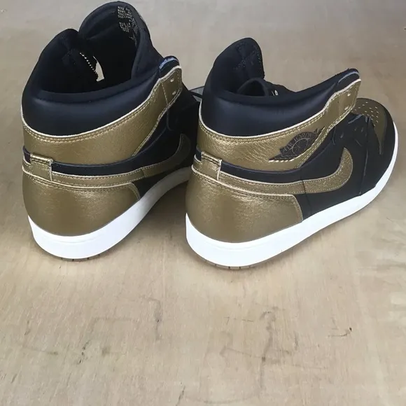 Nike Air Jordan 1 Retro OG High Black Gold Basketball Sneakers Size 10.5 DZ5485