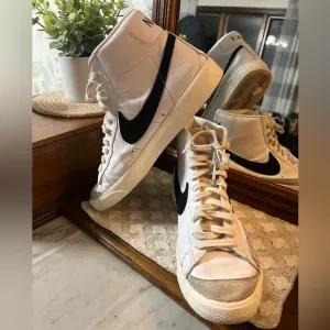 NIKE Blazer Mid' 77 High Top Sneakers Classic Black &amp; White Men's Size 10.5 EUC