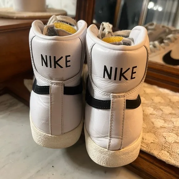 NIKE Blazer Mid' 77 High Top Sneakers Classic Black &amp; White Men's Size 10.5 EUC
