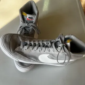 Nike Blazer Mid Top Tennis Shoes
