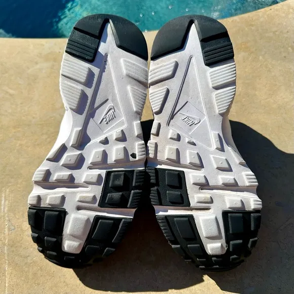 Nike Huarache Run Low Black White - Size 6Y, 7.5 Women’s (654275-011)