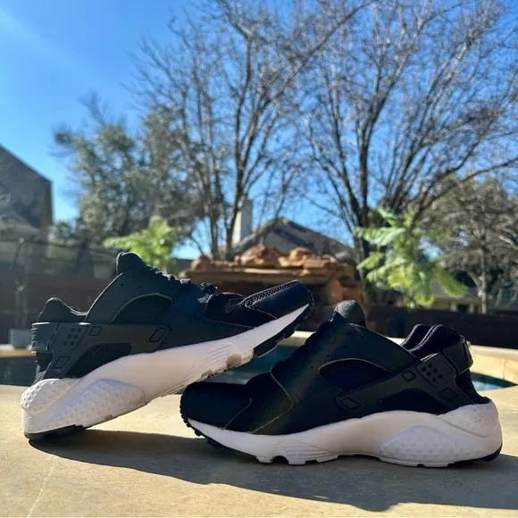 Nike Huarache Run Low Black White - Size 6Y, 7.5 Women’s (654275-011)