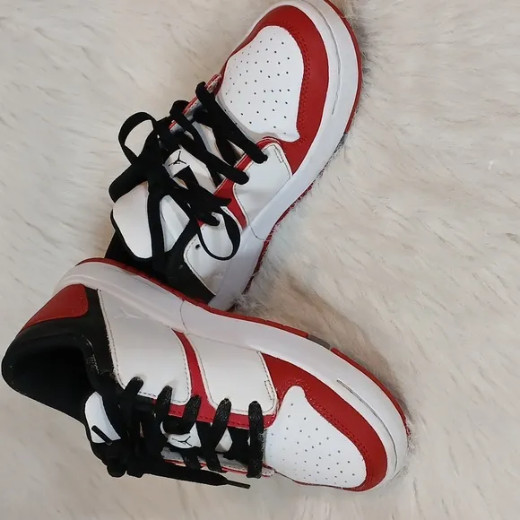 Nike Jordan NU Retro 1 Boys SZ 4Y Red/Black/White