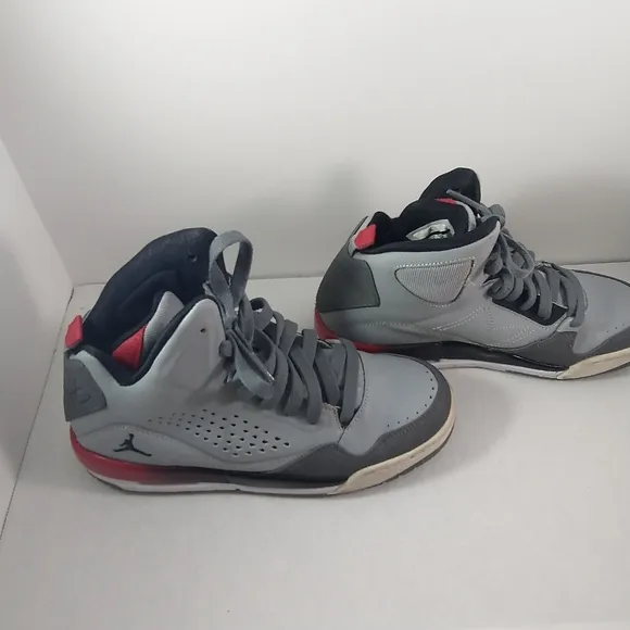 Nike Jordans Flight Style 629942-002 High Top Boys Shoes Size 5.5 Youth,Gray Red