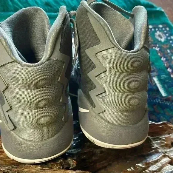 Nike men’s 7.5 high top tennis shoes. Perfect condition.. Hyper dunk.