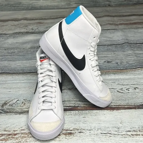 Nike White and Black Athletic Shoes Size - Y5