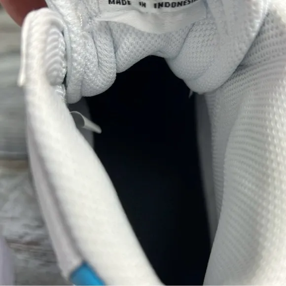 Nike White and Black Athletic Shoes Size - Y5