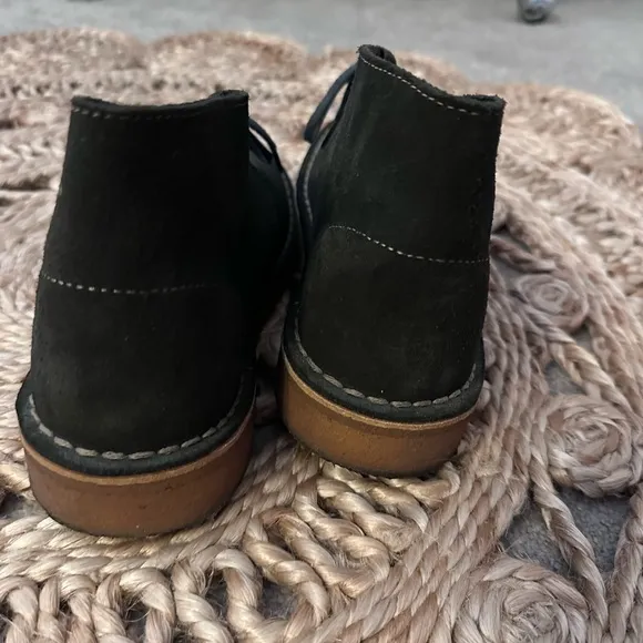NWOT Clark's Originals Navy Blue Suede Desert Boots in Size 7.5