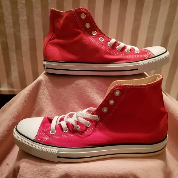 NWoT CTAS power red classic high top kicks-dots red / gray dot emblem (11M, 13W)