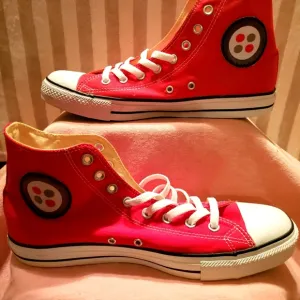 NWoT CTAS power red classic high top kicks-dots red / gray dot emblem (11M, 13W)
