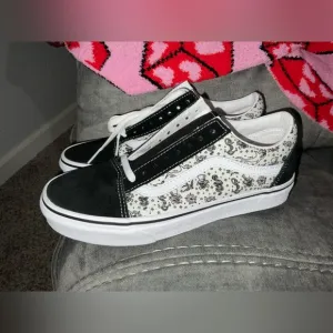 NWOT Vans Tattoo Old Skool Shoes size 8