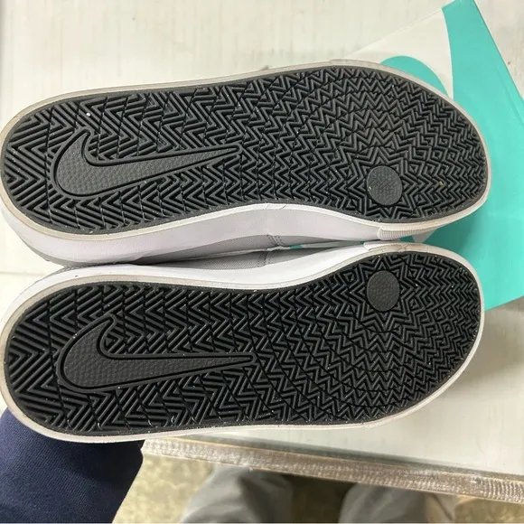 NWT Men’s 10 Women’s 11.5 Nike SB Charge Grey/White Skate Shoes