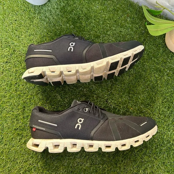 On Cloud 5 Sneakers in Black /white men size  12 gently used