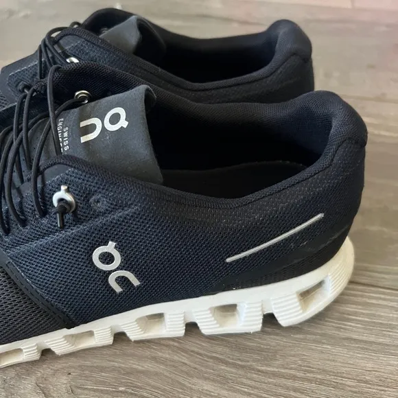 On Men's Cloud 5 Low Top Sneakers in All Black sz 11.5