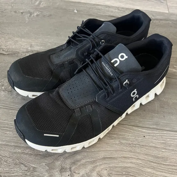 On Men's Cloud 5 Low Top Sneakers in All Black sz 11.5