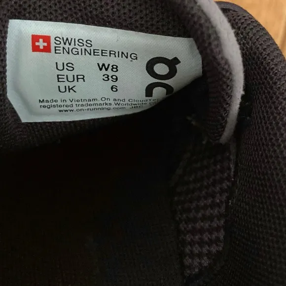 On Running Women's Cloud - Shark / Pebble size 8