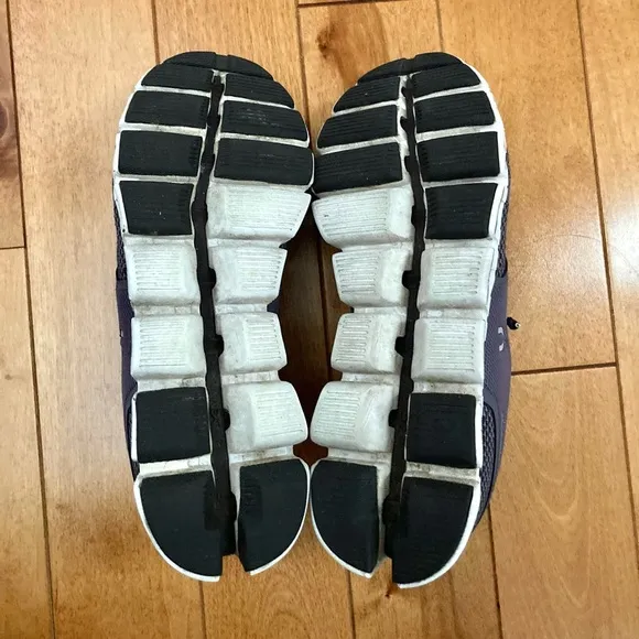 On Running Women's Cloud - Shark / Pebble size 8