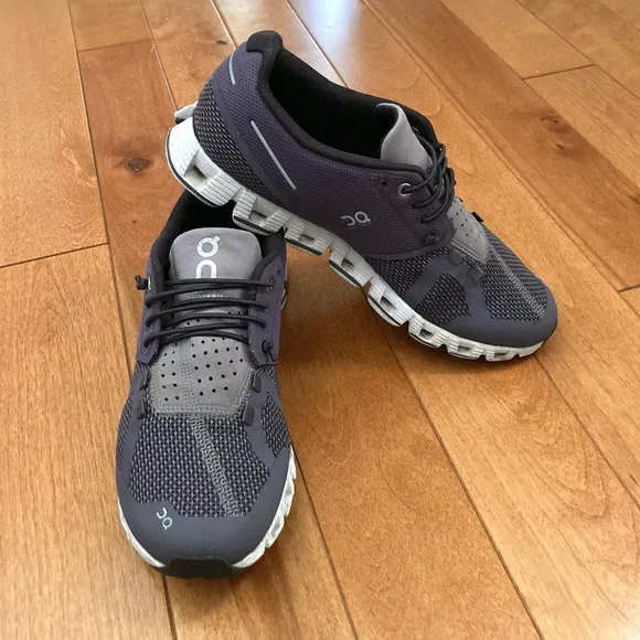 On Running Women's Cloud - Shark / Pebble size 8