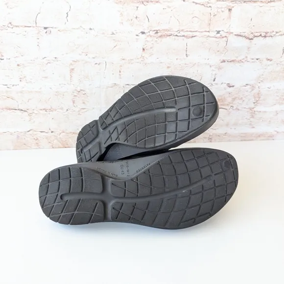OOFOS Black Shoes with Adjustable Strap and Ventilation