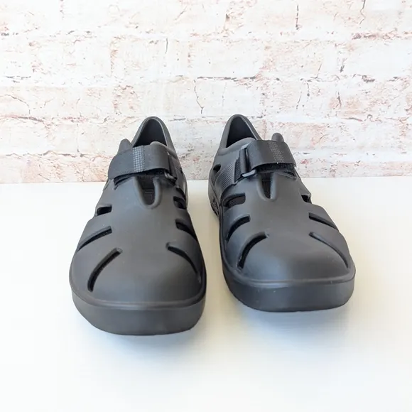 OOFOS Black Shoes with Adjustable Strap and Ventilation