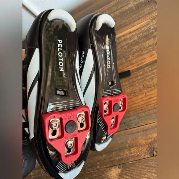 PELOTON LIKE NEW Cycling Spinning Shoes Size 40 (Women’s 9/Men’s 7)