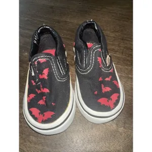 RARE! VANS Warped Tour Bat Trail Black Red White Classic Slip On Shoes T 4.0
