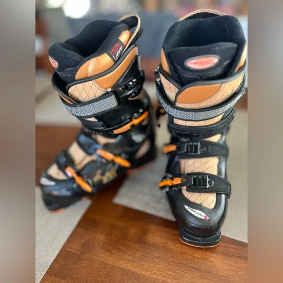 Rossignol Soft 3 ski boots.  Size 24.  Good used condition.  See all pictures.