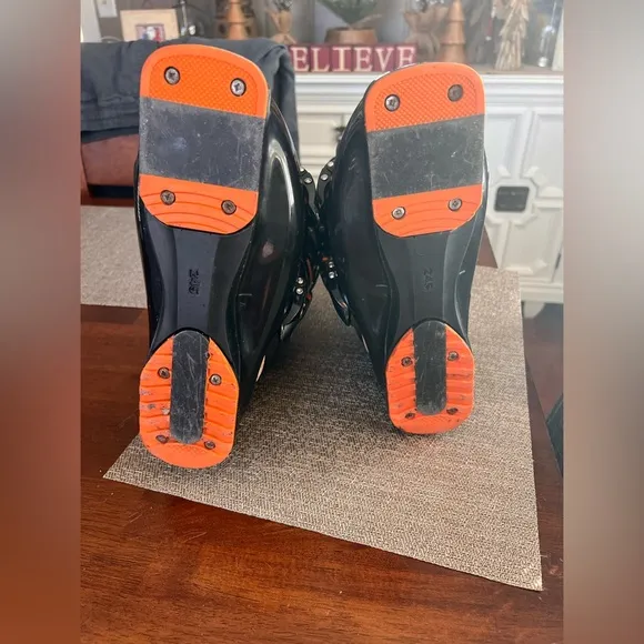 Rossignol Soft 3 ski boots.  Size 24.  Good used condition.  See all pictures.