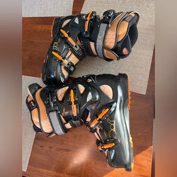 Rossignol Soft 3 ski boots.  Size 24.  Good used condition.  See all pictures.