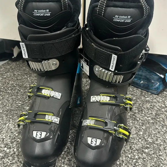 Salomon ski boots 29.5 Never been worn