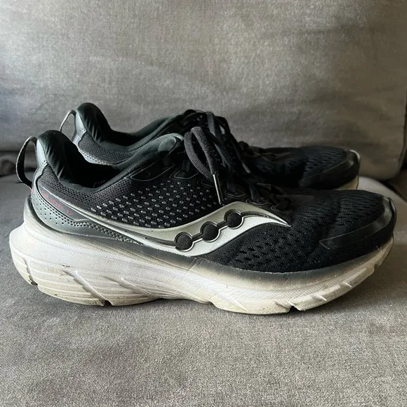 Saucony Men Size 9 Guide 17 Black and White Running Shoes S20936-100