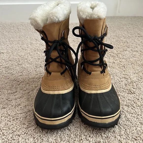Sorel Caribou snow boots size 5 , UK size 4 .. EUC like new
