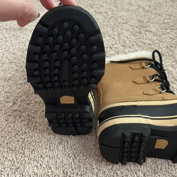 Sorel Caribou snow boots size 5 , UK size 4 .. EUC like new