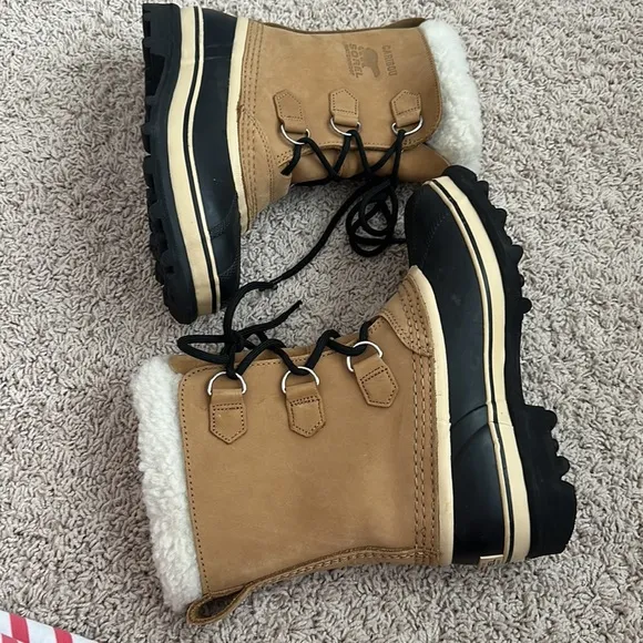 Sorel Caribou snow boots size 5 , UK size 4 .. EUC like new