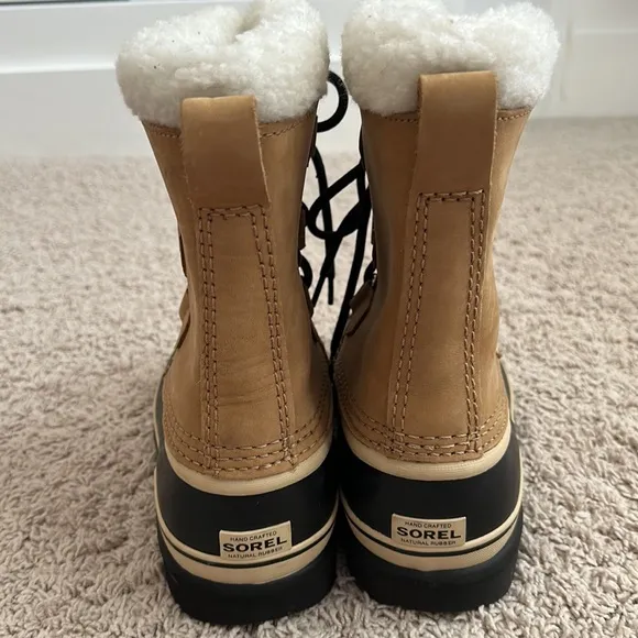 Sorel Caribou snow boots size 5 , UK size 4 .. EUC like new