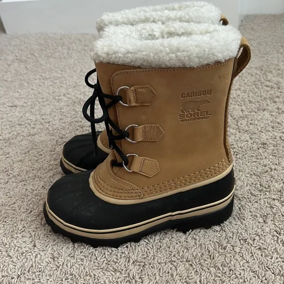 Sorel Caribou snow boots size 5 , UK size 4 .. EUC like new