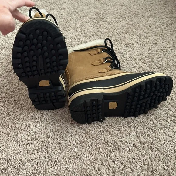Sorel Caribou snow boots size 5 , UK size 4 .. EUC like new
