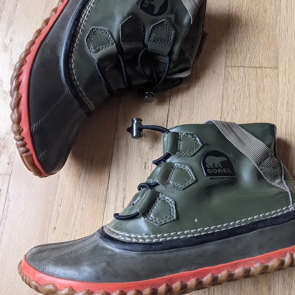 Sorel Green and orange waterproof boots size 8