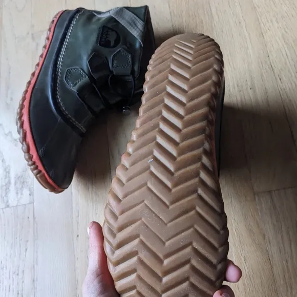 Sorel Green and orange waterproof boots size 8