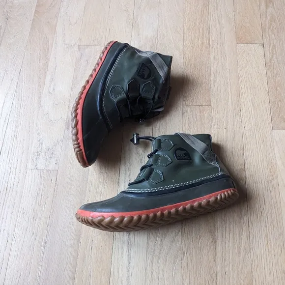 Sorel Green and orange waterproof boots size 8