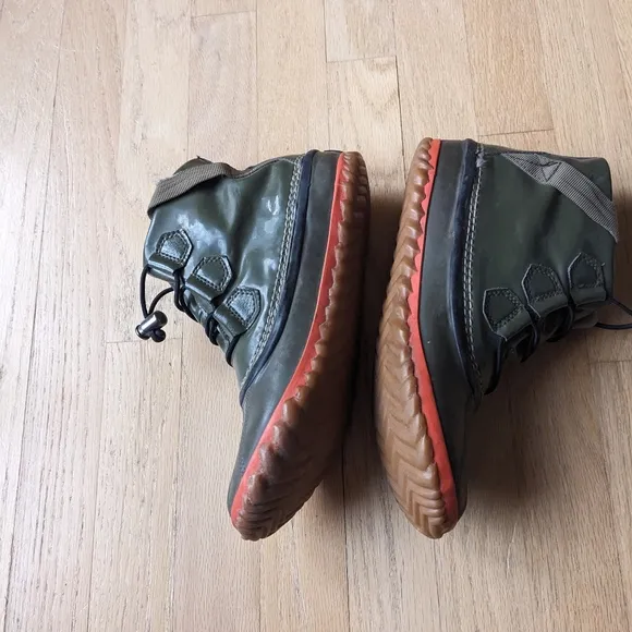 Sorel Green and orange waterproof boots size 8