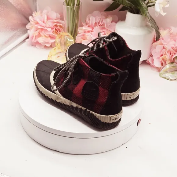 Sorel Women's Out N About Plaid Lace Up Rain Booties Size 8.5